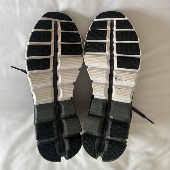 New On Cloud Gray and Black Running Sneaker 8.5 - Picture 3 of 4